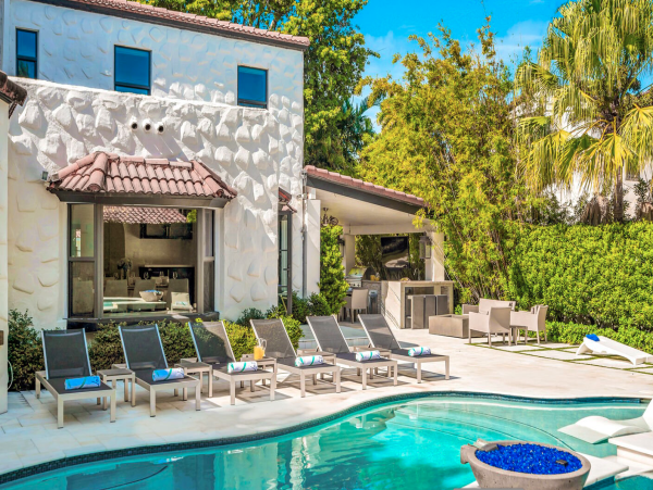 Luxurious 4-Bedroom Retreat Near Las Olas Blvd with Heated Pool
